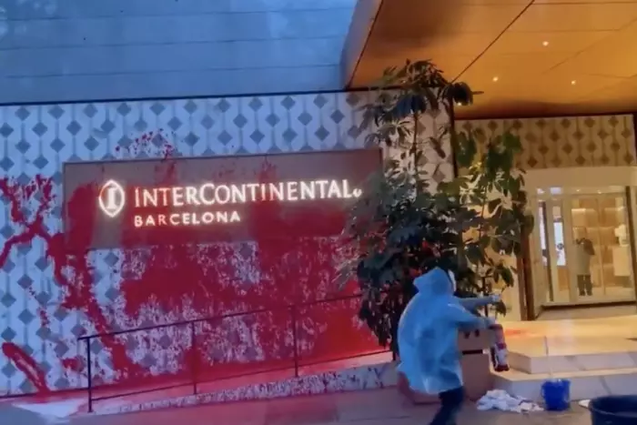 Activistes per l'habitatge ruixen amb pintura un hotel de Barcelona vinculat al congrés The District