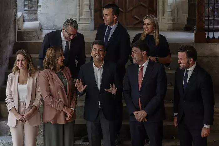 Sumar pregunta al Gobierno si va a obligar al Ayuntamiento de Elx, de PP y Vox, a retirar la cruz franquista