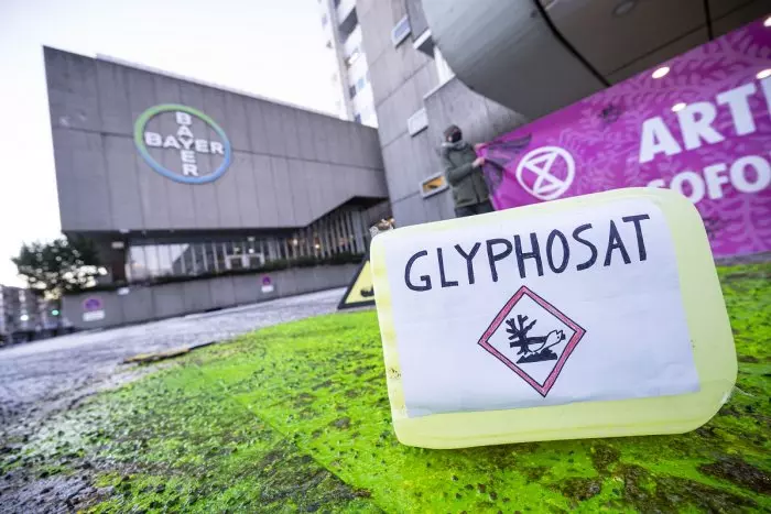 Críticas a la Comisión Europea por su plan para alargar diez años el uso del glifosato, considerado 'probable cancerígeno' por la OMS