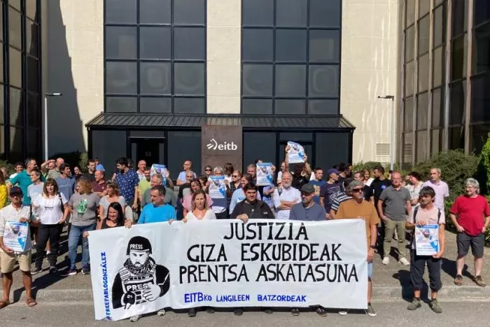 Periodistas y trabajadores de la televisión vasca se manifiestan para denunciar la situación de Pablo González