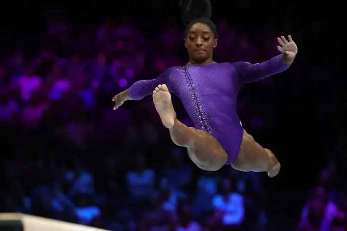 Simone Biles alcanza los 23 oros mundiales tras imponerse en barra y suelo