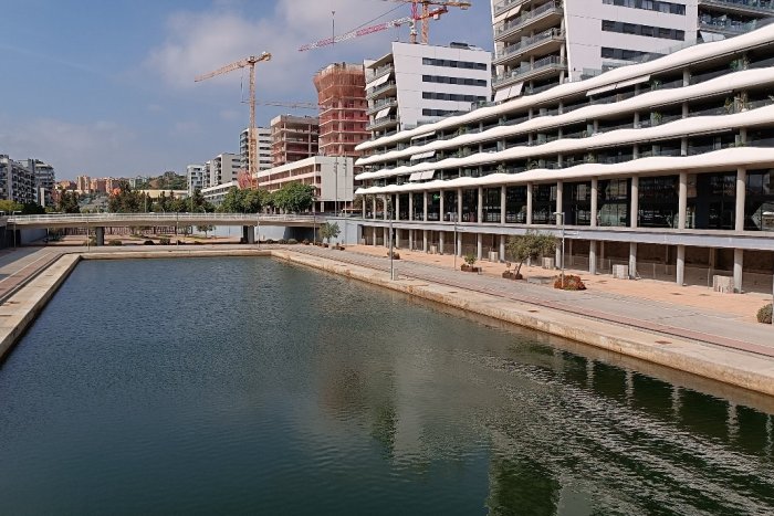 Badalona ja veu la llum al final del canal