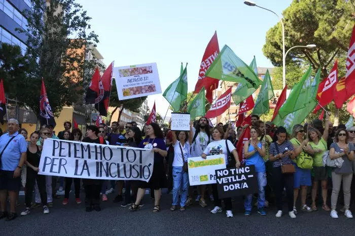 Tallen la Via Augusta de Barcelona per reclamar més recursos per a l'escola inclusiva