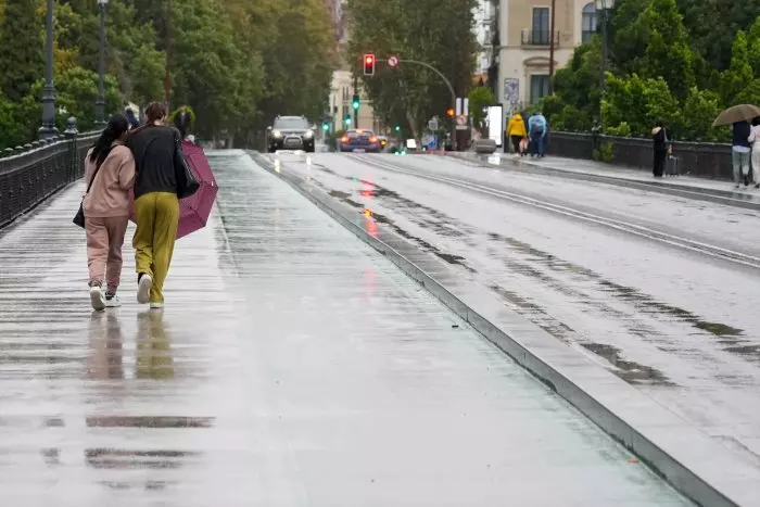 La borrasca Aline mantiene en alerta a todo el país, con la costa norte en rojo por lluvias, viento y fuertes olas