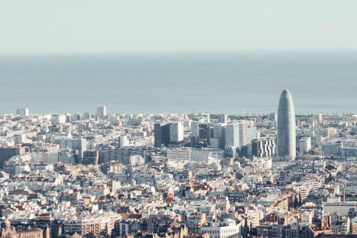 Barcelona cedeix tres nous sòls a entitats sense ànim de lucre per fer-hi habitatge públic