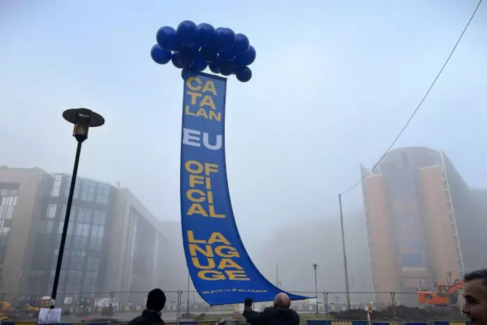 Plataforma per la Llengua desplega dues pancartes gegants davant el Consell de la UE a favor de l'oficialitat del català