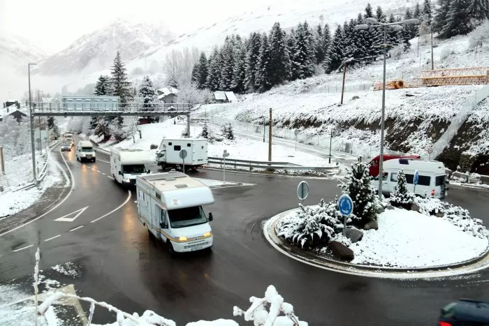 Temporers es manifesten amb una marxa lenta d'autocaravanes per la manca d'habitatge a la Vall d'Aran