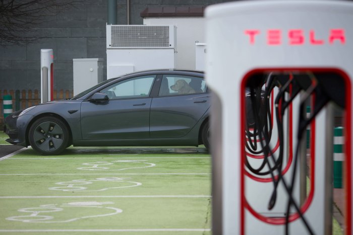 La flota de vehículos eléctricos e híbridos se triplica en Catalunya desde el año 2020