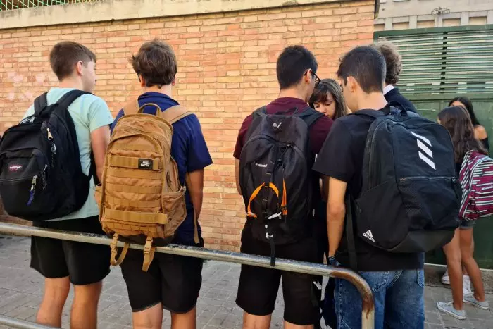 Prohibición en las escuelas y restricción en los institutos: así funcionará la regulación de los móviles en Catalunya