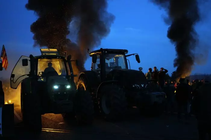 Los agricultores toman las carreteras asfixiados por la fiscalidad, la normativa europea y los fondos de inversión