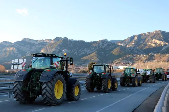 La pagesia manté la mobilització amb marxes lentes aquest diumenge al Berguedà i l'Urgell