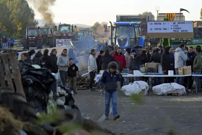 Las protestas de los agricultores cortan la AP-7 en Girona y bloquean carreteras sevillanas y extremeñas