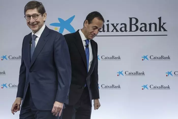 El consejero delegado de CaixaBank gana 4,1 millones en 2023 y el presidente, 2,2 millones