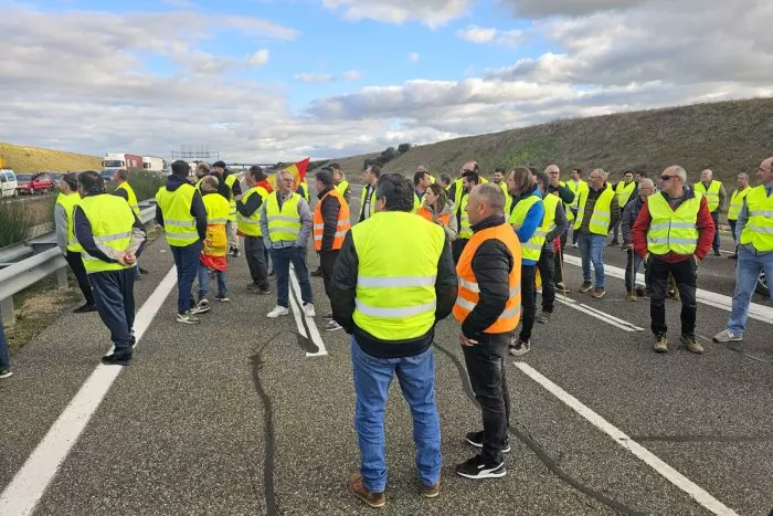 Tractoradas, reparto de naranjas, limones y heno en el suelo: la protesta de los agricultores no cesa