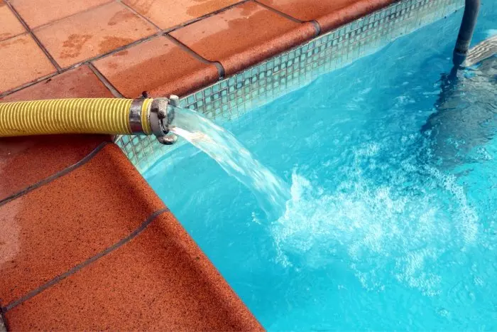 Els hotels, càmpings i parcs aquàtics podran utilitzar dessaladores per omplir les piscines