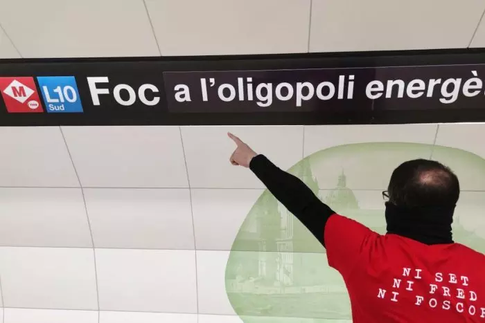 Diversos rètols del metro de Barcelona denuncien l'oligopoli energètic: "El benefici d'Endesa és Monumental"