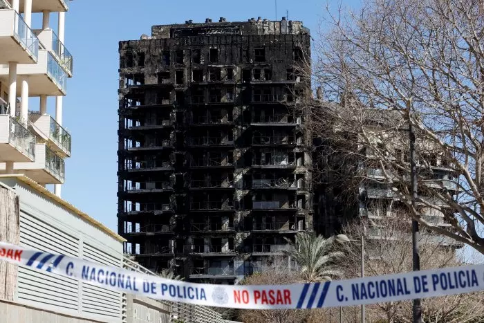 Una familia del edificio quemado en València que lo ha perdido todo: "Estamos en 'shock', pero tuvimos suerte"