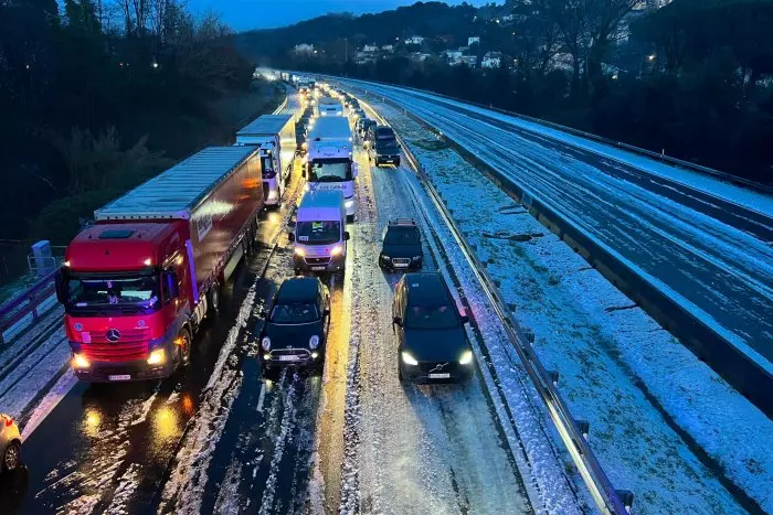 Trànsit justifica el tall de l'AP-7 i la C-25 per garantir la seguretat viària després d'una forta calamarsada