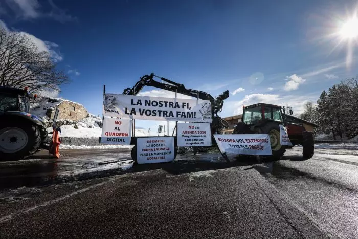 Els pagesos reprenen les protestes amb talls a l'AP-7, l'N-II, l'A-2 i el pas fronterer del Coll d'Ares