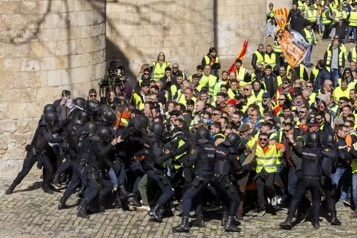 Tensión en la protesta de los agricultores frente a las Cortes de Aragón