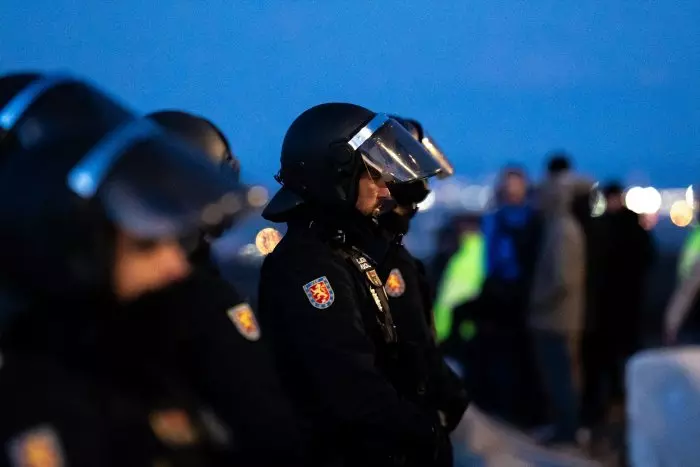 Las protestas de agricultores en la A-6 en Zamora se saldan con dos manifestantes detenidos y varios guardias civiles heridos