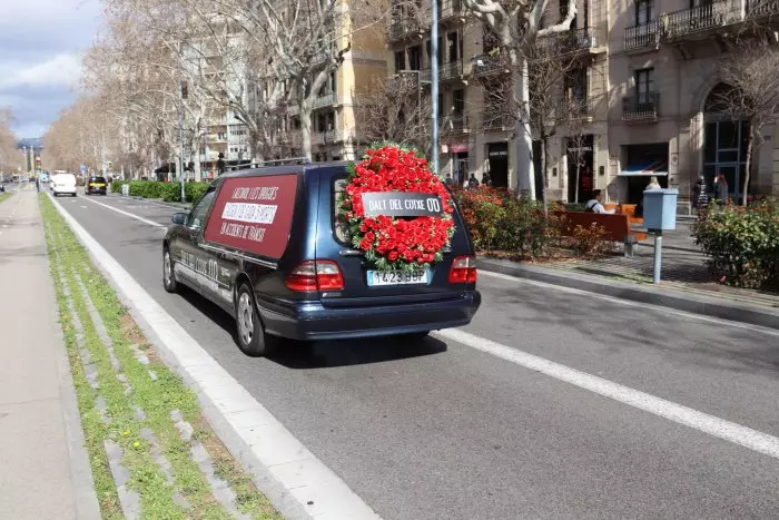 Dos cotxes fúnebres recorreran Catalunya amb la campanya 'Dalt del cotxe, 0'0'