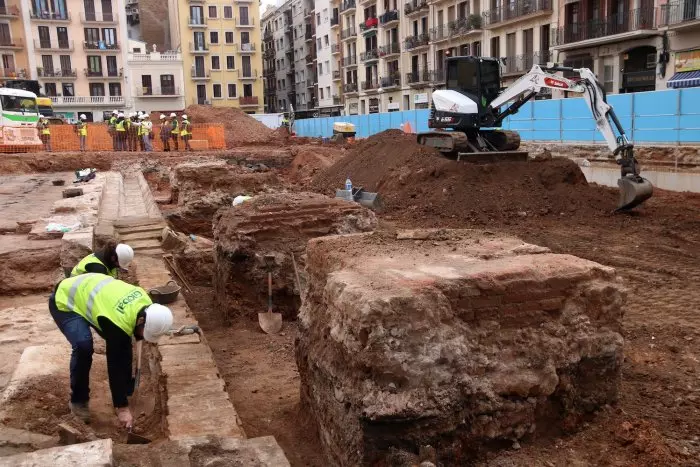 Els treballs d'excavació al Mercat de l'Abaceria deixen al descobert les restes d'una antiga fàbrica tèxtil