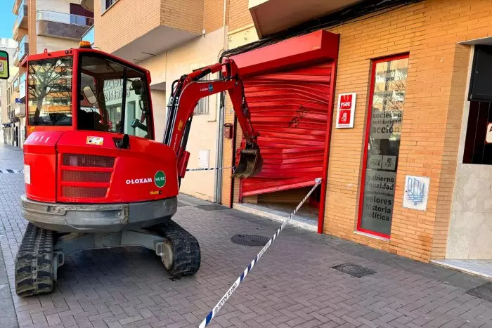 Atacan la sede del PSOE de Almendralejo con una retroexcavadora