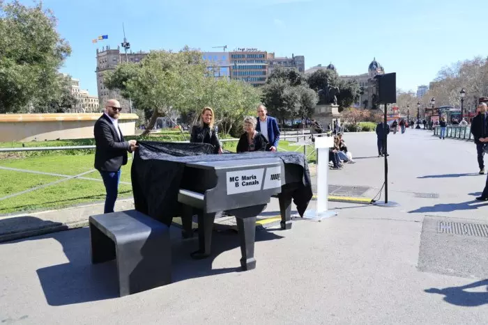 Barcelona instal·la a la plaça Catalunya el primer piano solar de tot l'Estat