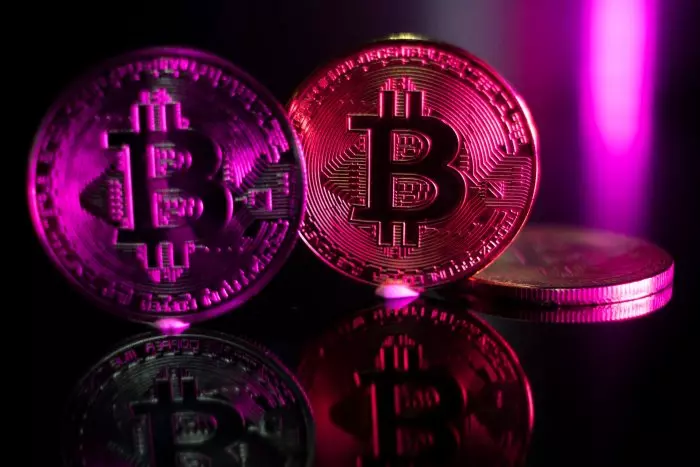 El bitcoin supera otro récord con 73.800 dólares antes de desinflarse