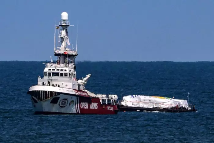 La misión del barco Open Arms y la ONG del cocinero José Andrés comienza a desembarcar comida en Gaza