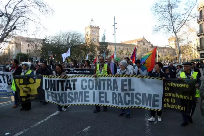 Centenars de persones es manifesten a Barcelona contra el feixisme i el racisme