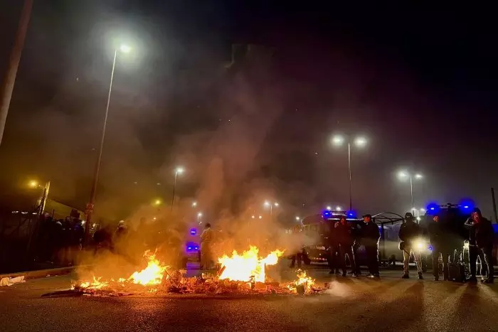 Els treballadors penitenciaris continuen amb les protestes i tornen a bloquejar els accessos a les presons