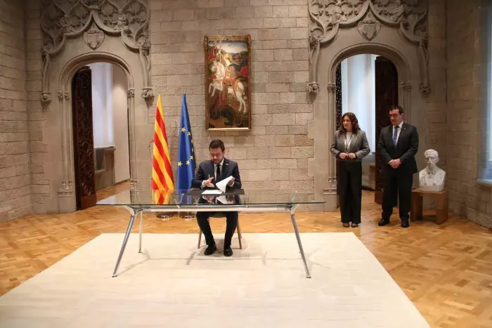 Aragonès signa el decret de convocatòria de les eleccions del 12 de maig