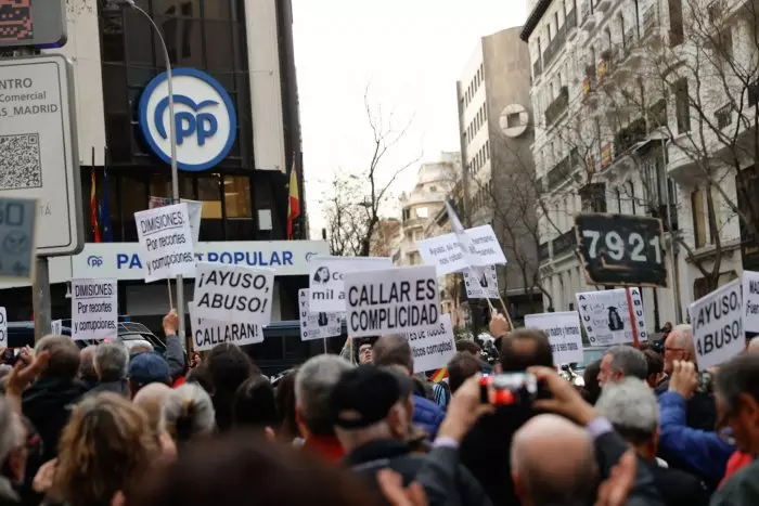 Así te hemos contado en directo la manifestación en la sede del PP para pedir la dimisión de Isabel Díaz Ayuso