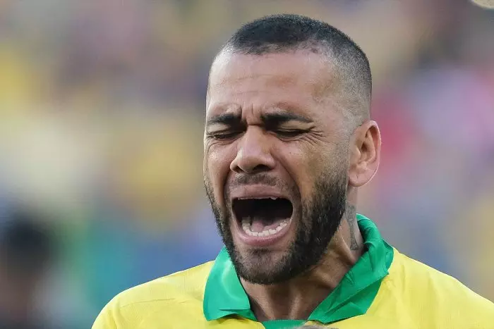 Alves pasará otra noche en prisión al no depositar el millón de euros de fianza