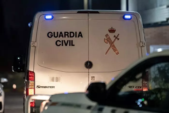 La Guardia Civil detiene a un hombre por tenencia de pornografía infantil tras olvidar su pendrive en Barajas