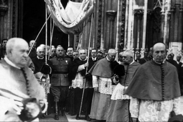 "A nuestro amado hijo Francisco Franco Bahamonde": la medalla que el Vaticano entregó al dictador y nunca retiró