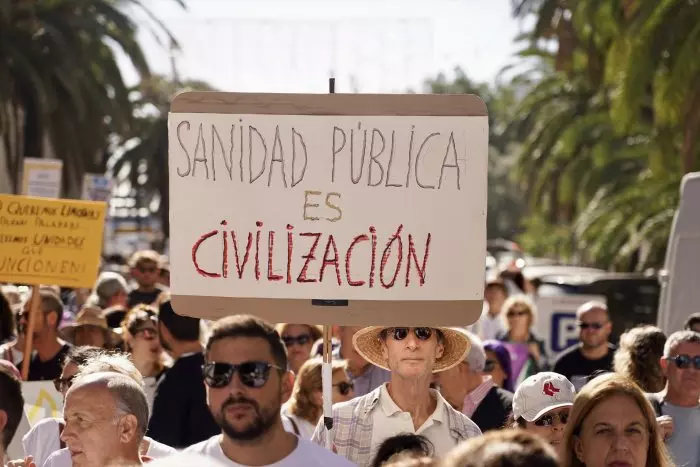 La gestión de la sanidad pública se convierte en el azote de Moreno entre manifestaciones y presuntas corruptelas