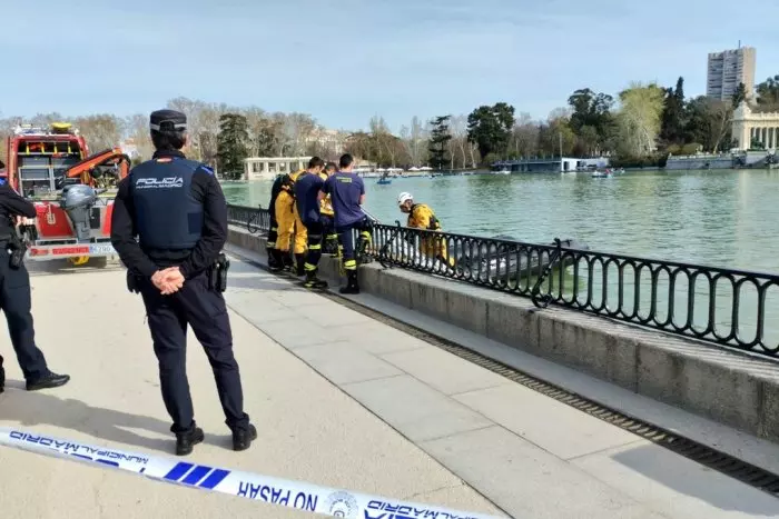 Mentiras en el rocambolesco rescate de un trofeo de rugby en el estanque del Retiro que movilizó a 19 bomberos