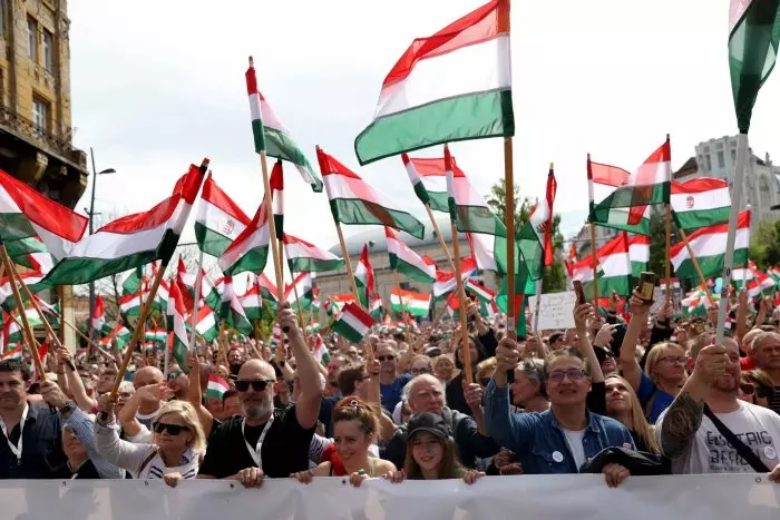 Miles de personas protestan en Budapest para acusar de corrupción al Gobierno de Orbán