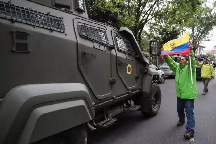 Ecuador logra encarcelar a Glas a costa del amplio repudio por asaltar la Embajada de México