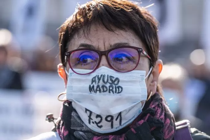 El informe de la comisión ciudadana que apunta a Ayuso en las muertes de las residencias de Madrid llega al Congreso