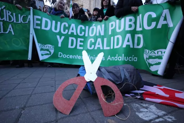 Malestar social en Andalucía: docentes, sanitarios y sindicatos, a las calles contra Moreno Bonilla