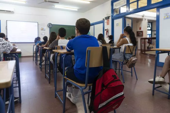 Una profesora pone un vídeo del 'Cara al sol' en una clase de primaria de un colegio público de León