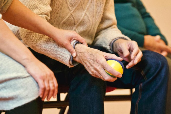 Escuela de Cuidadores, la base para atender a las personas