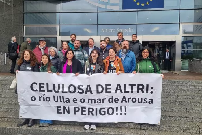 El BNG y los afectados por Altri reclaman en Bruselas que la UE no financie el proyecto de su fábrica de celulosa en Lugo