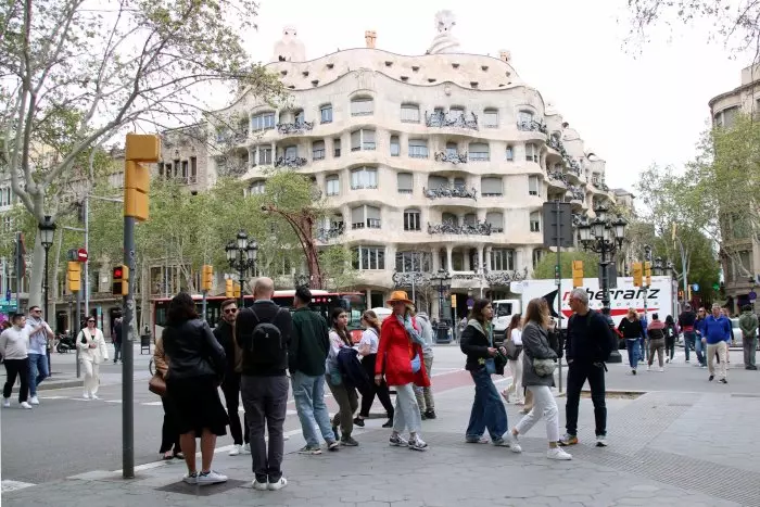 Una desena d'entitats exigeixen aturar l'exhibició de cotxes de Fórmula 1 al centre de Barcelona