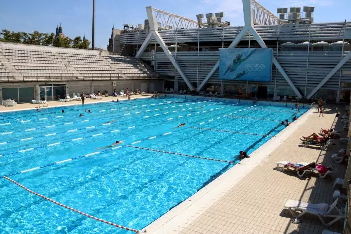 Totes les piscines públiques de Barcelona podran obrir a l'estiu com a refugi climàtic