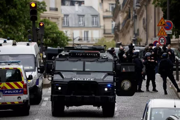 La Policía francesa detiene al hombre que amenazó con hacerse estallar en el consulado iraní en París